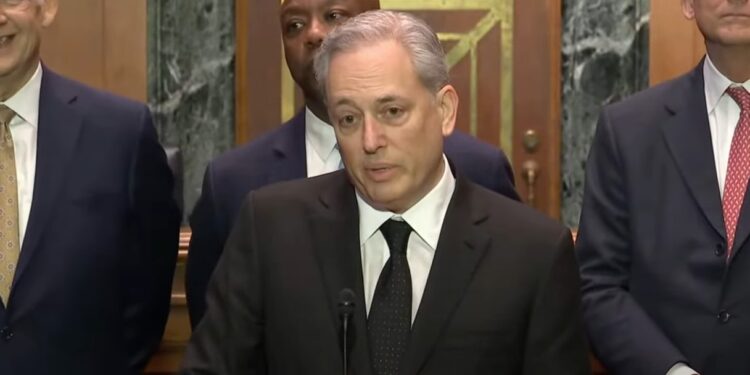 Sacks dio su primera rueda de prensa como parte del gobierno de Trump. Fuente: YouTube.