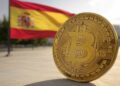 Bandera España con moneda bitcoin