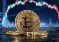 Una moneda de bitcoin y las letras ETF con un fondo de un gráfico bursátil.