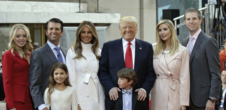 Imagen de parte de la familia Trump, en abril de 2016: De izquierda a derecha: Tiffany, Donald Jr., la hija de este Kai, Melania, Donald Trump, con su nieto Donald III; Ivanka y Eric Trump.