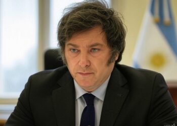 El presidente de Argentina sigue sin mostrar interés sobre bitcoin, a pesar del supuesto error cometido con LIBRA. Fuente: imagen generada mediante Grok, por CriptoNoticias.