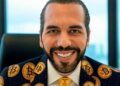 Imagen generada con ia de Nayib Bukele, presidente de El Salvador, luciendo una chaqueta con monedas de bitcoin.