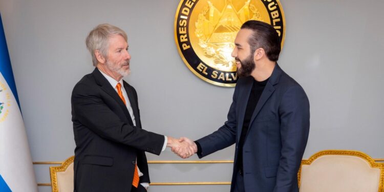 Michael Saylor y Nayib Bukele mantuvieron un encuentro en el palacio presidencial de El Salvador. Fuente: @bitcoinofficesv/X