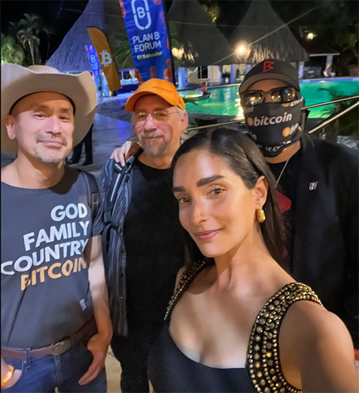 Alejandra Guajardo junto a los bitcoiners Adam Back, Jimmy Song y Rockstar Dev durante el evento Forum B de El Salvador 2025.