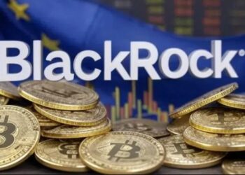 Monedas de bitcoin frente a una bandera de la Unión Europea y el logo de BlackRock