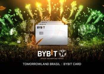 Bybit Card con multitud de fondo y mariposas naranjas volando.