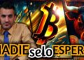 El youtuber CryptoSoldier al lado del logo de bitcoin.