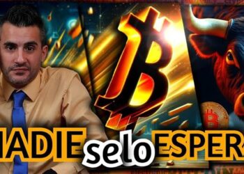 El youtuber CryptoSoldier al lado del logo de bitcoin.
