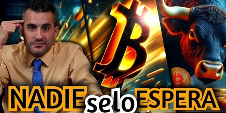 El youtuber CryptoSoldier al lado del logo de bitcoin.