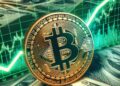 Una moneda de bitcoin, rodeada de billetes de dólar y una flecha verde alcista.
