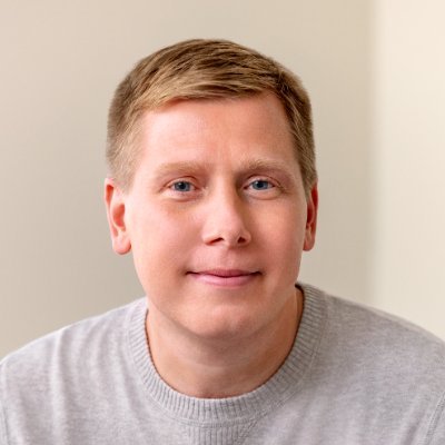 Hombre, Barry Silbert, sonriendo a la cámara.