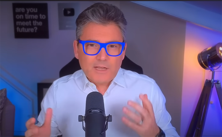 El economista español Marc Vidal habla con su audiencia sobre el euro digital. 