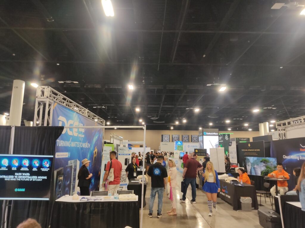 Stands de Mining Disrupts 2025, en Florida