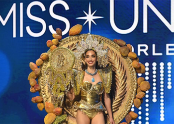 Alejandra Guajardo con un traje de Bitcoin en Miss Universo 2022.