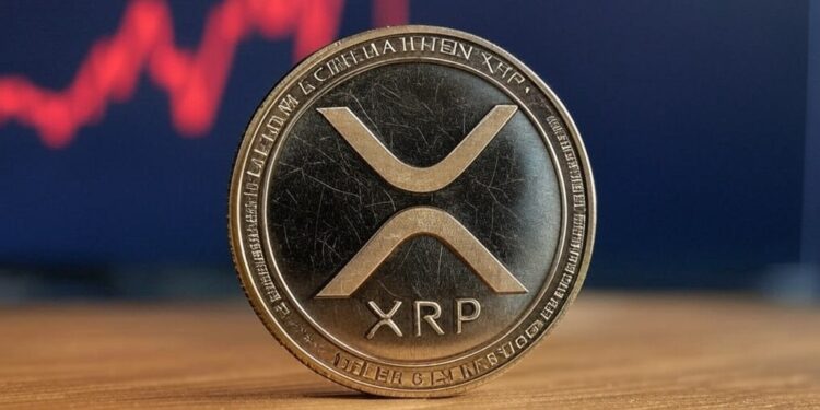 Una moneda con el logo de XRP apoyada sobre una mesa.