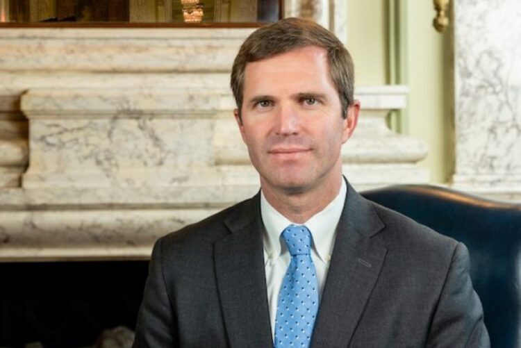 Fotografía del gobernador de Kentucky Andy Beshear en su despacho.