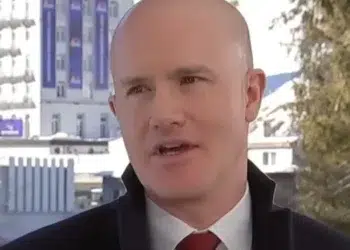 Brian Armstrong cree que bitcoin es la opción más sencilla para establecer una nueva tesorería y diversificar activos. Fuente: YouTube/CNBC Television.