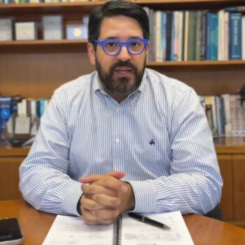 Fotografía del economista venezolano Asdrúbal Oliveros en su oficina.