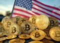 Monedas de bitcoin frente a una bandera de Estados Unidos