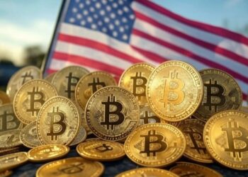 Monedas de bitcoin frente a una bandera de Estados Unidos