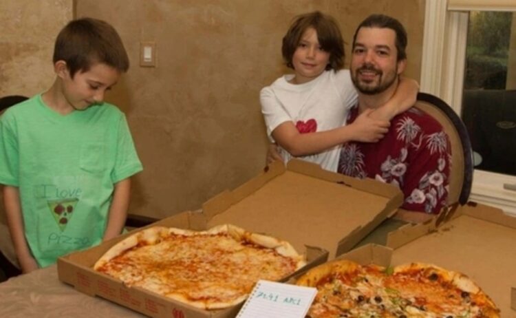 Fotografía real del desarrollador de Bitcoin Laszlo Hanyecz tras pagar 10.000 BTC por par de pizzas.