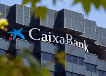 Fotografía de la fachada de la sede central del CaixaBank.