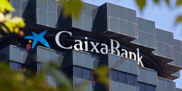 Fotografía de la fachada de la sede central del CaixaBank.