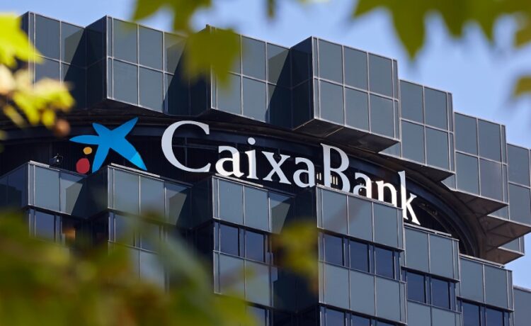 Fotografía de la fachada de la sede central del CaixaBank.