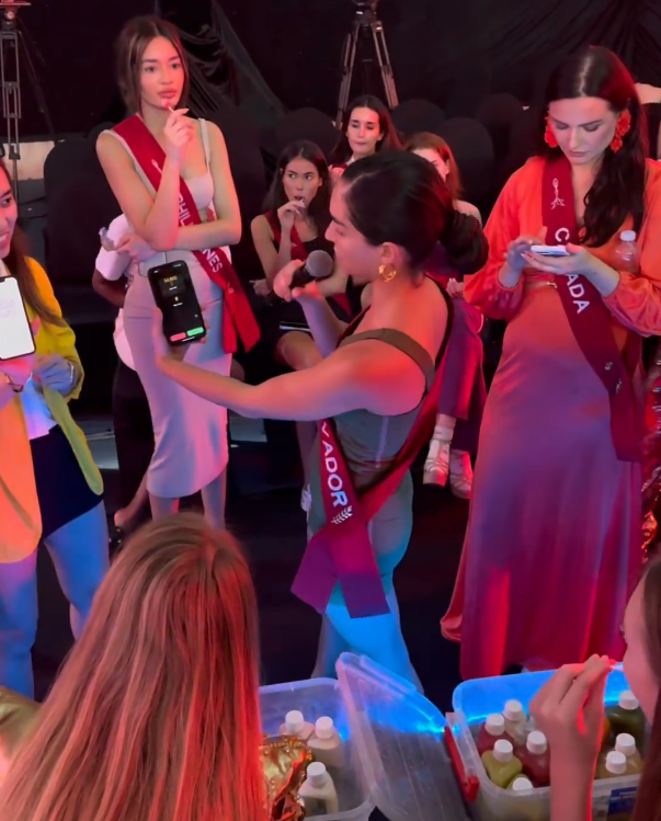 Alejandra Guajardo, Miss Bitcoin de El Salvador, comparte con otras misses cómo hacer pagos con BTC.