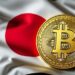 moneda de bitcoin sobre la bandera de Japón.