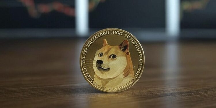 Una moneda con el logo de dogecoin sobre una mesa.