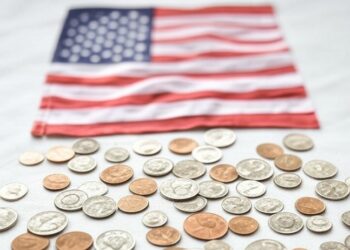 Imagen generada por IA de una bandera de EE. UU. y monedas,