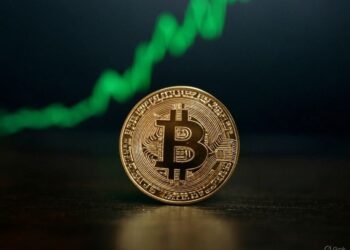 moneda de bitcoin sobre una mesa.