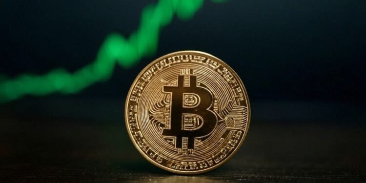 moneda de bitcoin sobre una mesa.
