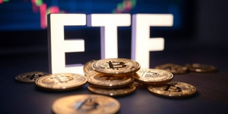 Una mesa con monedas de bitcoin y las letras ETF em blanco con un fondo de un gráfico.