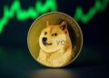 Una moneda con el logo de la memecoin dogecoin (DOGE).
