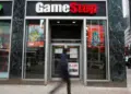 Una persona camina delante de una tienda de GameStop.