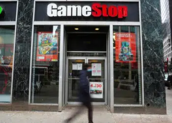 Una persona camina delante de una tienda de GameStop.