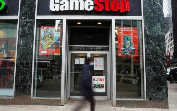 Una persona camina delante de una tienda de GameStop.