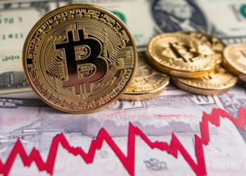 Imagen con monedas de bitcoin (BTC), billetes de dólar estadounidense y un gráfico de precio oscilante.