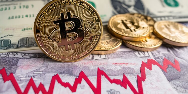 Imagen con monedas de bitcoin (BTC), billetes de dólar estadounidense y un gráfico de precio oscilante.