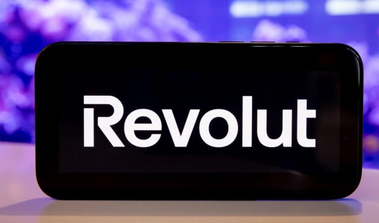 Imagen creada del logo de Revolut en un teléfono inteligente.
