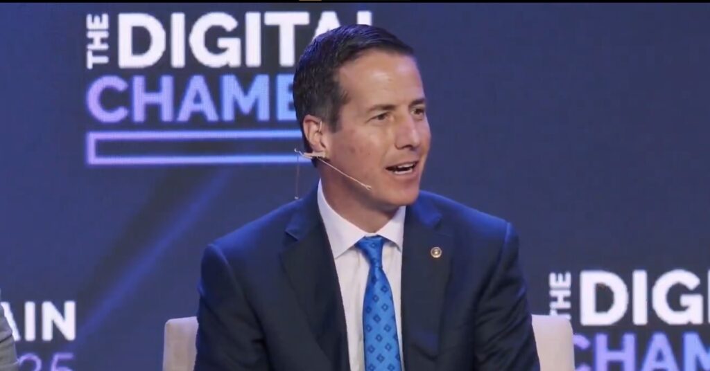 Foto de Bernie Moreno durante su conferencia en Blockchain Summit.