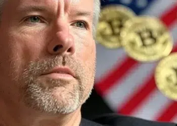 Michael Saylor, CEO de Strategy, con motivos de la bandera de EE. UU. y monedas de bitcoin
