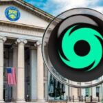 Un edificio gubernamental de fondo frente al logo del mezclador de criptomonedas Tornado Cash.