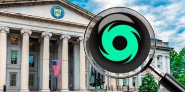 Un edificio gubernamental de fondo frente al logo del mezclador de criptomonedas Tornado Cash.