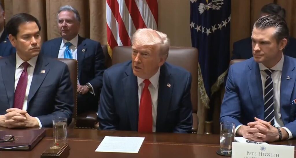Trump acompañado de Marco Rubio y Pete Hegseth.