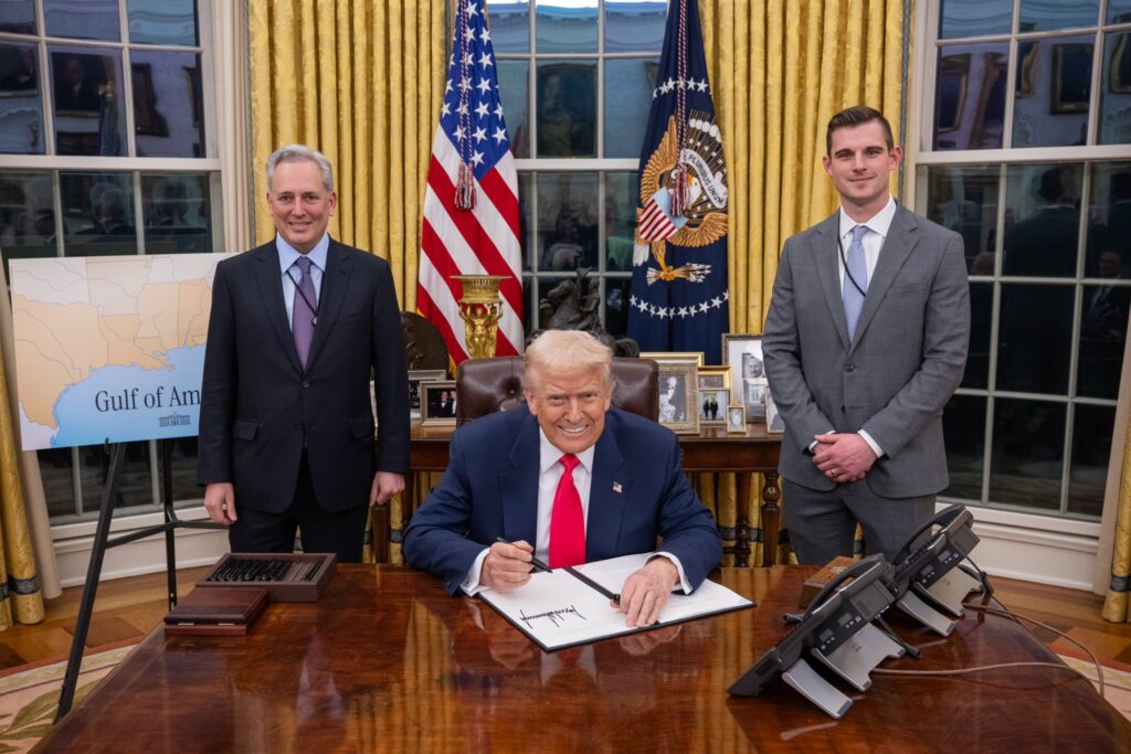 Donald Trump en la Casa Blanca con David Sacks y Bo Hines