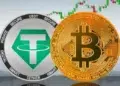 Una moneda de USDT junto a una de bitcoin.