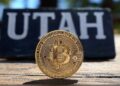 Una imagen de bitcoin con un letrero que dice Utah en el fondo.